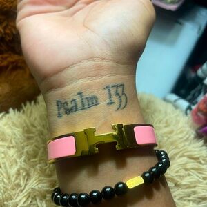 Hermès Narrow bracelet in enamel. This bracelet opens and closes. Made in France